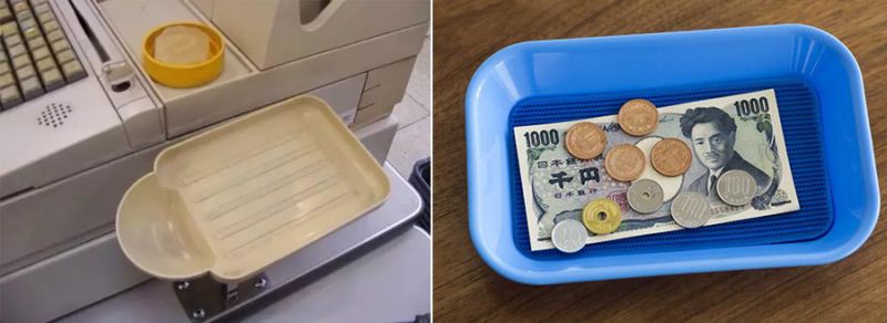 đặt tiền vào khay thanh toán